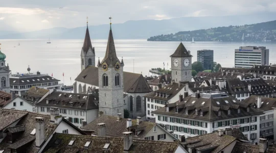 Panoramablick auf Zürich mit See und Altstadt im Morgenlicht
